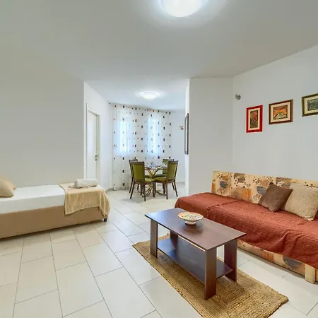 A Comfortable W Balcony 4 Min Walk To * Spalato