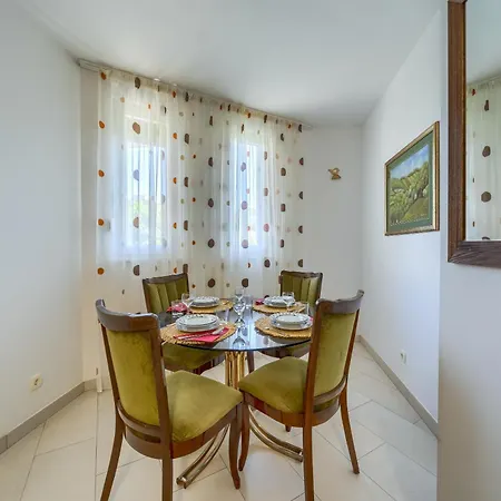 A Comfortable W Balcony 4 Min Walk To * Spalato