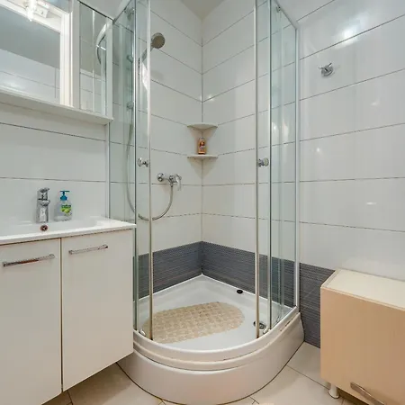Appartamento A Comfortable W Balcony 4 Min Walk To *