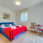 A Comfortable W Balcony 4 Min Walk To דירה ספליט