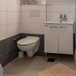 A Comfortable W Balcony 4 Min Walk To דירה ספליט