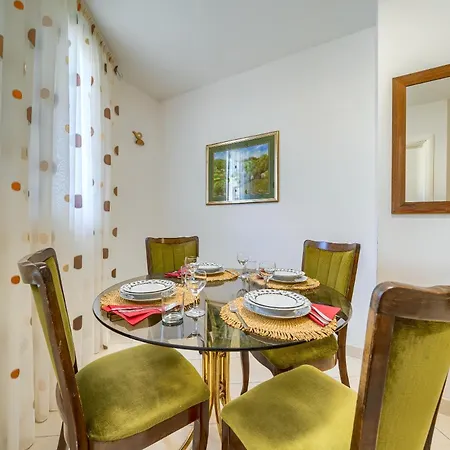 Apartmán A Comfortable W Balcony 4 Min Walk To Split