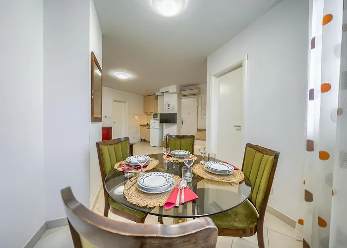 A Comfortable W Balcony 4 Min Walk To Apartment Split