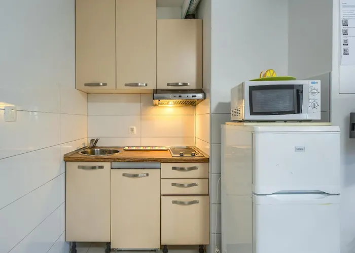 A Comfortable W Balcony 4 Min Walk To * Split